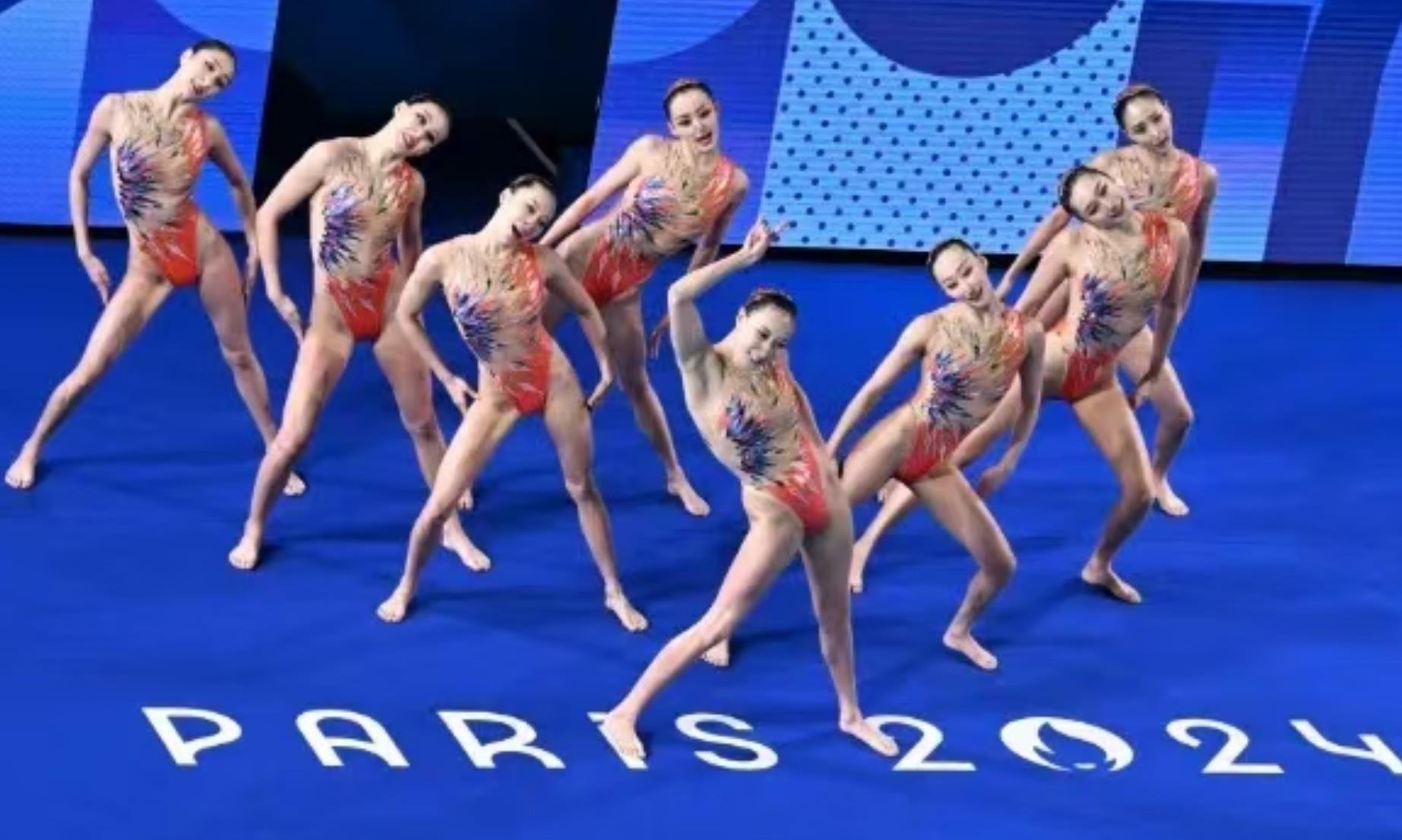 皇马后防问题严重，阿诺德伤缺，球员轮换困难，姆巴佩虽强但后防乏力，形势严峻。